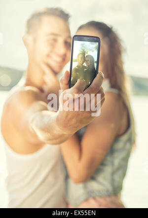 Matura in amore sul lago, close-up, selfie Foto Stock