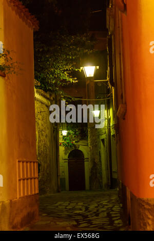 Vista notturna di una strada a ciottoli di Castelmola, Sicilia Foto Stock