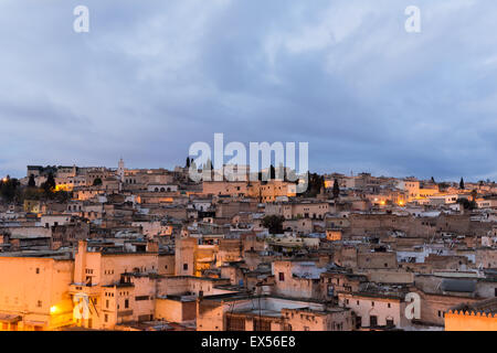 Affollate skyline della città vecchia di Fez in Marocco al crepuscolo Foto Stock