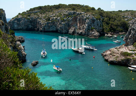 Sailing yacht ormeggiati in una appartata baia rocciosa di Calas insenature dell'isola di Minorca spagna Foto Stock