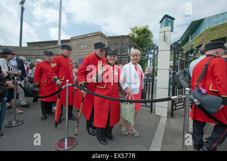 Il torneo di Wimbledon, Londra, Regno Unito. 07 Luglio, 2015. Il torneo di Wimbledon di Londra, Regno Unito. Il 7 luglio 2015. Un gruppo di Chelsea pensionati arrivano al AELTC per guardare il tennis il giorno 8 di Wimbledon Tennis championships Credito: amer ghazzal/Alamy Live News Foto Stock