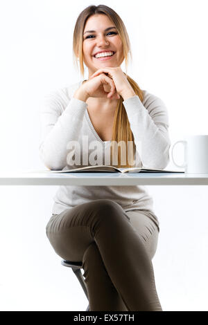 Ritratto di giovane bella ragazza la lettura di notizie e di bere il caffè. Foto Stock