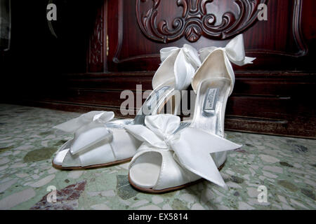 Primo piano i dettagli di una sposa le scarpe in piedi sul pavimento. Interior shot. La Grecia. Foto Stock