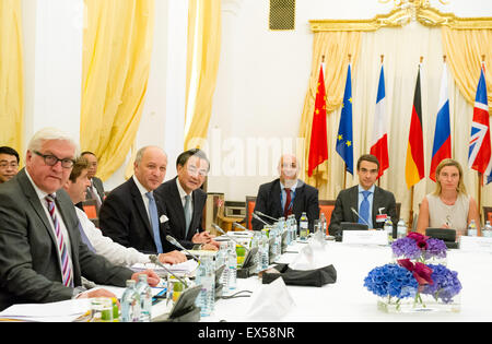 Vienna, Austria. 7 Luglio, 2015. I delegati dell'UE e P5 1 Il cinque del Consiglio di Sicurezza delle Nazioni Unite i membri permanenti più la Germania, partecipare a una riunione a margine della centrale nucleare colloqui tra Iran e potenze mondiali a Vienna, la capitale dell'Austria, il 7 luglio 2015. Il 7 luglio è la data di scadenza della trattativa del nucleare iraniano negoziati. Credito: Qian Yi/Xinhua/Alamy Live News Foto Stock