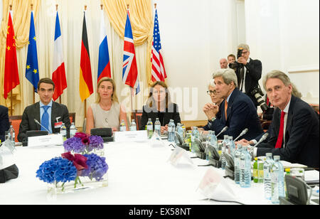 Vienna, Austria. 7 Luglio, 2015. I delegati dell'UE e P5 1 Il cinque del Consiglio di Sicurezza delle Nazioni Unite i membri permanenti più la Germania, partecipare a una riunione a margine della centrale nucleare colloqui tra Iran e potenze mondiali a Vienna, la capitale dell'Austria, il 7 luglio 2015. Il 7 luglio è la data di scadenza della trattativa del nucleare iraniano negoziati. Credito: Qian Yi/Xinhua/Alamy Live News Foto Stock