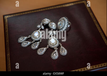 Bridal Accessories stabiliti prima della cerimonia Foto Stock