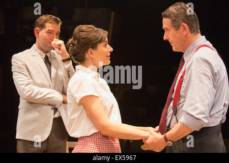 L-R: Edward Bennett come Kenneth Tynan, Louise Ford come Joan Plowright e Adrian Lukis come Laurence Olivier. Photocall per Premiere Europeo di Orson's Shadow da Austin Pendleton a Southwark Playhouse. La commedia, basato su eventi realmente accaduti come Orson Welles e Laurence Olivier lavorano insieme per la prima volta, si svolge dal 1 al 25 luglio 2015. Foto Stock