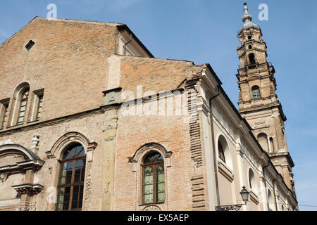 Chiesa del Santo Sepolcro e la torre campanaria, Parma. Foto Stock