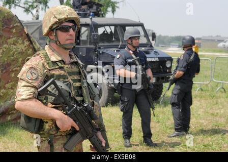 La NATO forza comune sede, esercito italiano, guardia al posto di comando Foto Stock