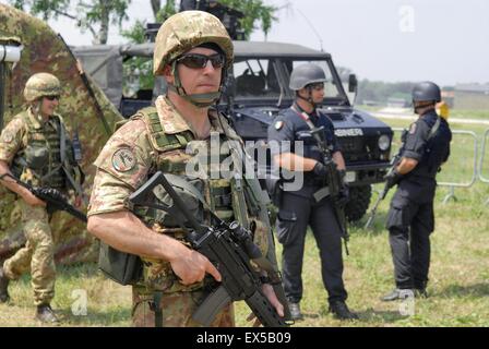 La NATO forza comune sede, esercito italiano, guardia al posto di comando Foto Stock