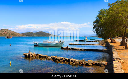 Barche da pesca e da diporto al largo di Creta. Elounda, Creta, Grecia, Europa Foto Stock