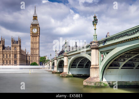 Westminster Bridge sul fiume Tamigi, che conduce verso il Big Ben e il Palazzo di Westminster a Londra. Foto Stock