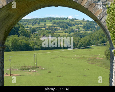 Ceiriog Valley come visto attraverso il ponte della ferrovia in Chirk Galles Wrexham Regno Unito Foto Stock