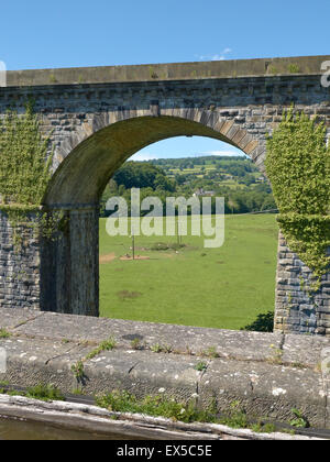 Ceiriog Valley come visto attraverso il ponte della ferrovia in Chirk Galles Wrexham Regno Unito Foto Stock