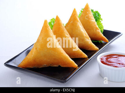 Carni bovine Samosa nel piatto nero Foto Stock