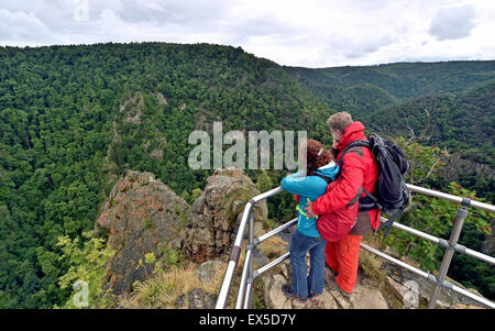 Gli escursionisti godetevi la splendida vista sulla Roßtrappe vicino a Thale, una posizione nella regione di Harz (Sassonia-Anhalt), Germania, 22 giugno 2015. Il Roßtrappe e il suo famoso Belvedere sorge a 400 m sopra la Gola di Bode. La regione è detto essere un local area ricreativa e è particolarmente popolare con gli escursionisti e i passeggini. Foto: Hendrik Schmidt Foto Stock