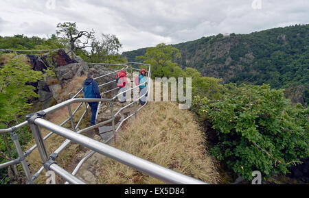 Gli escursionisti godetevi la splendida vista sulla Roßtrappe vicino a Thale, una posizione nella regione di Harz (Sassonia-Anhalt), Germania, 22 giugno 2015. Il Roßtrappe e il suo famoso Belvedere sorge a 400 m sopra la Gola di Bode. La regione è detto essere un local area ricreativa e è particolarmente popolare con gli escursionisti e i passeggini. Foto: Hendrik Schmidt Foto Stock