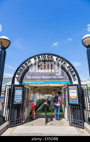 Inghilterra, Londra, Southwark, ingresso al Ponte di Londra City Pier Foto Stock