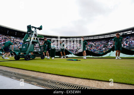 Il torneo di Wimbledon, Regno Unito. 07 Luglio, 2015. Il torneo di Wimbledon Tennis campionati. Gentlemens Singles quarto round match tra top seed Novak Djokovic (SRB) e quattordicesimo seme Kevin Anderson (RSA). Le copertine sono disponibili su di una corte come la pioggia smette di giocare credito: Azione Sport Plus/Alamy Live News Foto Stock