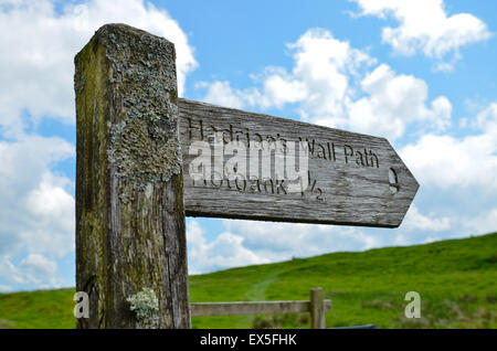 Un cartello sul vallo di Adriano traiettoria vicino Housteads in Northumberland Foto Stock