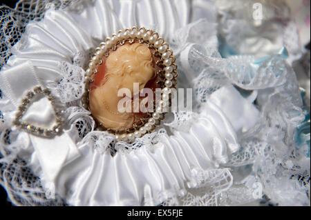 Bridal Accessories stabiliti prima della cerimonia Foto Stock