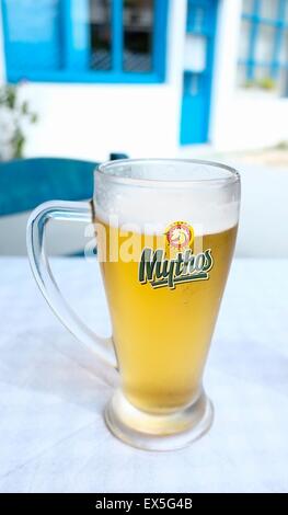 Una pinta di birra fredda di Mythos birra Grecia Santorini Foto Stock