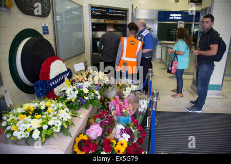 Londra, Regno Unito. 7 Luglio, 2015. Decimo anniversario del London 7/7 bombardamenti. I fiori sono previste in memoria delle vittime degli attentati di Londra. Qui il memoriale nella stazione della metropolitana di Russell Square, dove il tubo 3 bombardamenti ha avuto luogo. Le persone si radunano nel memorial dal memorial fiori. Il 7 luglio 2005 attentati di Londra (a cui spesso viene fatto riferimento come 7/7) erano una serie di coordinati gli attentati suicidi nel centro di Londra, che civili mirata utilizzando il sistema di trasporti pubblici durante la mattina ora di punta. Credito: Michael Kemp/Alamy Live News Foto Stock