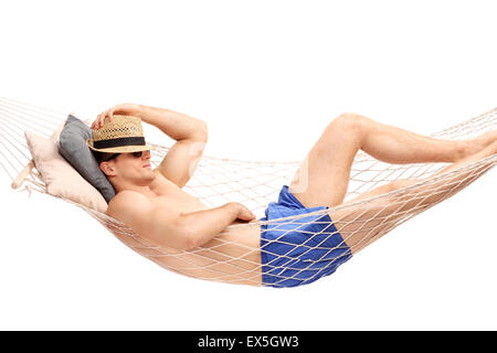 Giovane ragazzo in blu costume da bagno dormire in una amaca isolati su sfondo bianco Foto Stock