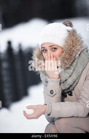 Bellezza ragazza sullo sfondo inverno Foto Stock