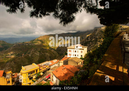 Vista verso l'Etna dal Castello di Castelmola, Siciliy Foto Stock