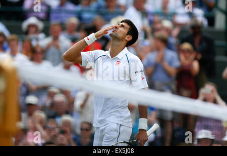 Il torneo di Wimbledon, Londra. 7 Luglio, 2015. Novak Djokovic di Serbia celebra durante i colleghi del quarto round contro Kevin Anderson del Sud Africa a 2015 campionati di Wimbledon a Wimbledon, a sud-ovest di Londra, Luglio 7, 2015. Djokovic ha vinto il gioco 3-2. © Ye Pingfan/Xinhua/Alamy Live News Foto Stock