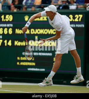 Il torneo di Wimbledon, Londra. 7 Luglio, 2015. Kevin Anderson del Sud Africa serve durante i colleghi del quarto round contro Novak Djokovic della Serbia al 2015 campionati di Wimbledon a Wimbledon, a sud-ovest di Londra, Luglio 7, 2015. Djokovic ha vinto il gioco 3-2. © Ye Pingfan/Xinhua/Alamy Live News Foto Stock