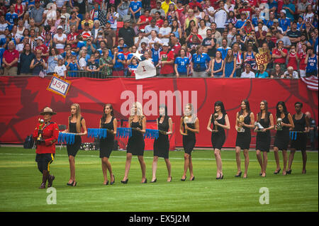 Vancouver, Canada. 5 Luglio, 2015. I presentatori di arrivare con l'ufficiale di FIFA Coppa del Mondo Donne trofeo, team medaglie e torneo FIFA awards dopo la finale di Coppa del Mondo match tra gli Stati Uniti e il Giappone al FIFA Coppa del Mondo Donne Canada 2015 presso lo Stadio BC Place. Stati Uniti d'America ha vinto la partita 5-2. © Matt Jacques/Alamy Live News Credito: Matt Jacques/Alamy Live News Foto Stock