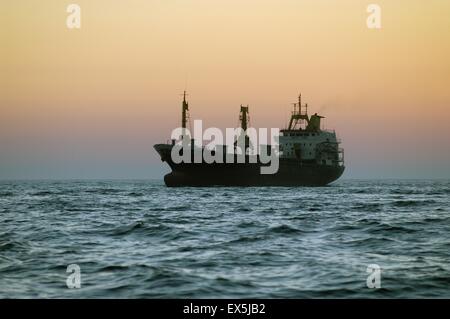 Nave da carico la navigazione nel mare Adriatico meridionale Foto Stock