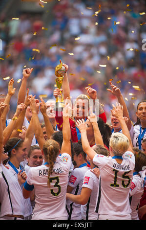 Vancouver, Canada. 5 Luglio, 2015. I giocatori degli Stati Uniti celebrare dopo aver ricevuto le loro medaglie e il trofeo dopo la finale di Coppa del Mondo match tra gli Stati Uniti e il Giappone al FIFA Coppa del Mondo Donne Canada 2015 presso lo Stadio BC Place. Stati Uniti d'America ha vinto la partita 5-2. © Matt Jacques/Alamy Live News Credito: Matt Jacques/Alamy Live News Foto Stock