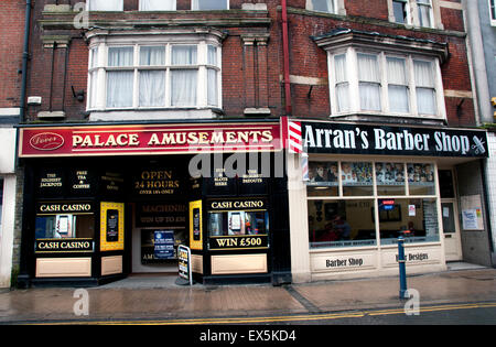 Run-down Main Street in mare città portuale di Dover con negozi di chiusura Foto Stock