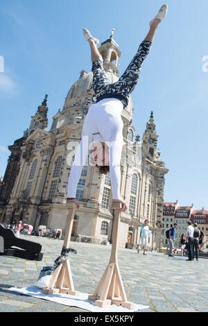 Dresden, Germania. 07 Luglio, 2015. L'artista di strada Bruno dalla Polonia esegue davanti alla Dresden Chiesa di Nostra Signora di Dresda, in Germania, 07 luglio 2015. Foto: Sebastian Kahnert/dpa/Alamy Live News Foto Stock