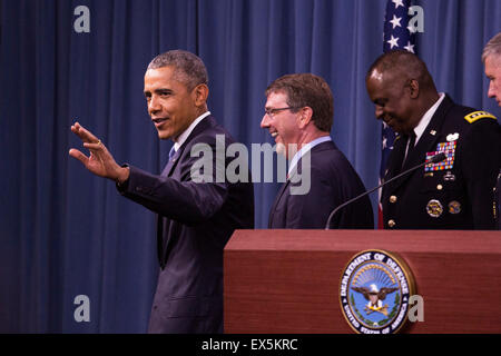 Il Presidente degli Stati Uniti Barack Obama onde dopo erogazione di commento dopo l incontro con i membri del suo team di sicurezza nazionale in materia di Iside al Pentagono a Washington, DC lunedì 6 luglio, 2015. Credito: Drew Angerer/Piscina via CNP - nessun filo SERVICE - Foto Stock