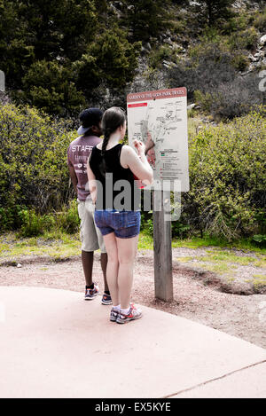 Due giovani turisti studiato la mappa del parco, giardino degli dèi, Colorado Springs, Colorado, Stati Uniti d'America, Nord America, Stati Uniti Foto Stock