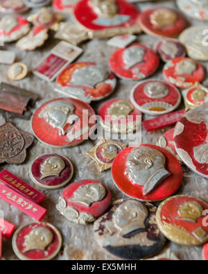 Collezione di badge di Mao dalla Cina Foto Stock