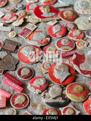 Collezione di badge di Mao dalla Cina Foto Stock