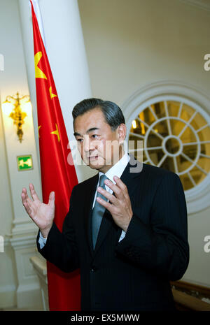 Vienna, Vienna. 7 Luglio, 2015. Ministro cinese degli Esteri Wang Yi parla ai giornalisti presso il Palais Coburg Hotel dove il nucleare Iran colloqui sono detenuti, a Vienna, in Austria il 7 luglio 2015. I lati stanno lavorando sodo per risolvere i sei o sette problemi restanti nel finale nucleare iraniano colloqui, Wang Yi ha detto ai giornalisti a Vienna il martedì. © Qian Yi/Xinhua/Alamy Live News Foto Stock