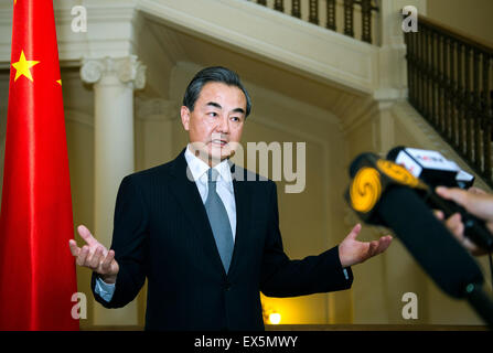 Vienna, Vienna. 7 Luglio, 2015. Ministro cinese degli Esteri Wang Yi parla ai giornalisti presso il Palais Coburg Hotel dove il nucleare Iran colloqui sono detenuti, a Vienna, in Austria il 7 luglio 2015. I lati stanno lavorando sodo per risolvere i sei o sette problemi restanti nel finale nucleare iraniano colloqui, Wang Yi ha detto ai giornalisti a Vienna il martedì. © Qian Yi/Xinhua/Alamy Live News Foto Stock