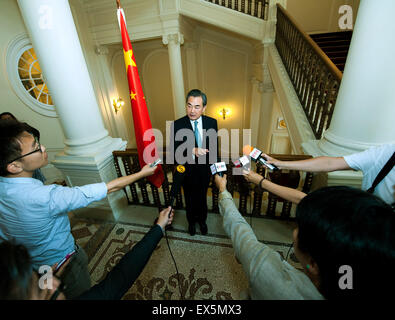 Vienna, Vienna. 7 Luglio, 2015. Ministro cinese degli Esteri Wang Yi parla ai giornalisti presso il Palais Coburg Hotel dove il nucleare Iran colloqui sono detenuti, a Vienna, in Austria il 7 luglio 2015. I lati stanno lavorando sodo per risolvere i sei o sette problemi restanti nel finale nucleare iraniano colloqui, Wang Yi ha detto ai giornalisti a Vienna il martedì. © Qian Yi/Xinhua/Alamy Live News Foto Stock