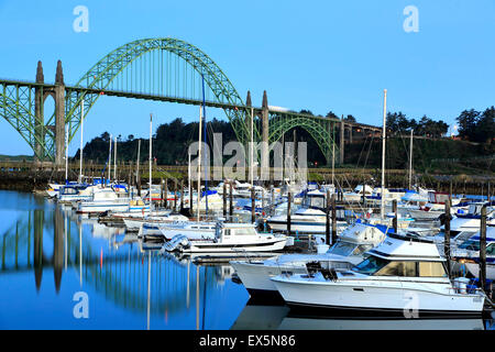 Barche ormeggiate nel porto di Newport Marina e Yaquina Bay Bridge, Newport, Oregon, Stati Uniti d'America Foto Stock