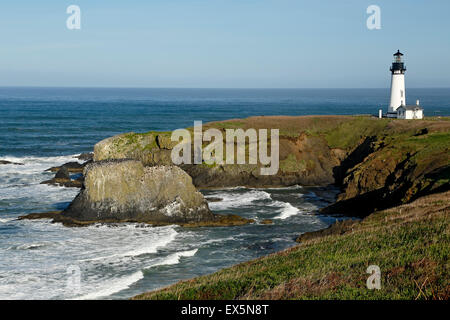 Historic Yaquina Capo Faro e il promontorio roccioso, Yaquina Capo Eccezionale area naturale, Newport, Oregon, Stati Uniti d'America Foto Stock