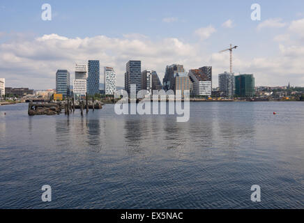 Il codice a barre nel quartiere commerciale nel centro di Oslo Norvegia è in costante sviluppo, highrises riflettendo nel fiordo, 2015 Foto Stock