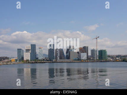 Il codice a barre nel quartiere commerciale nel centro di Oslo Norvegia è in costante sviluppo, highrises riflettendo nel fiordo, 2015 Foto Stock