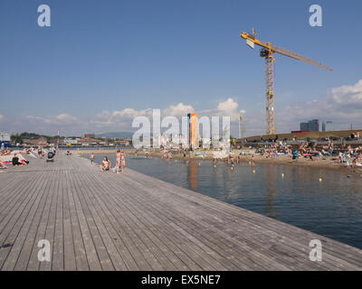 Una nuova città interna spiaggia pubblica con grandi terrazze in legno e sabbia per i bambini aperto 2015 in Sorenga Oslo Norvegia Foto Stock