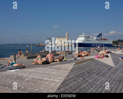 Una nuova città interna spiaggia pubblica con grandi terrazze in legno e sabbia per i bambini aperto 2015 in Sorenga Oslo Norvegia Foto Stock